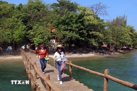 Du khách thăm quan, trải nghiệm quần đảo Hải Tặc, thị xã Hà Tiên. (Ảnh: Lê Huy Hải/TTXVN)