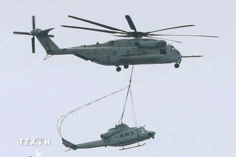 Trực thăng cứu hộ chuyển trực thăng UH-1 của Mỹ gặp sự cố tại Uruma, Okinawa, Nhật Bản ngày 8/1. (Nguồn: Kyodo/TTXVN)