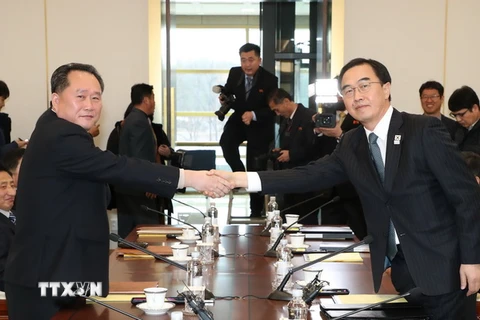 Bộ trưởng Thống nhất, Trưởng đoàn đàm phán Hàn Quốc Cho Myoung-gyon (phải) và Chủ tịch Ủy ban thống nhất Hòa bình Triều Tiên (CPRK), Trưởng đoàn đàm phán Triều Tiên, Ri Son-gwon (trái) tại cuộc đàm phán cấp cao liên Triều ở làng đình chiến Panmunjom ngày 