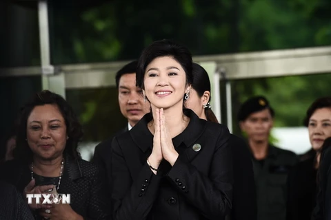 Cựu Thủ tướng Thái Lan Yingluck Shinawatra (giữa) tại Tòa án tối cao ở Bangkok ngày 21/7/2017. (Nguồn: AFP/TTXVN)