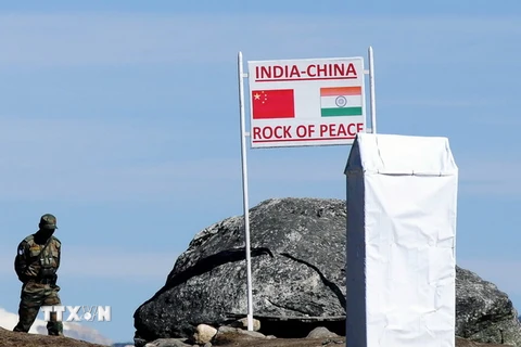 Binh sỹ Ấn Độ tuần tra tại cửa khẩu Bumla thuộc khu vực Arunachal Pradesh, giáp giới với Trung Quốc ngày 21/10/2012. (Nguồn: AFP/TTXVN)