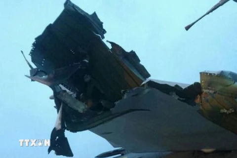 Một máy bay bị hư hỏng sau vụ tấn công của phiến quân nhằm vào căn cứ không quân Hmeimim. (Nguồn: AFP/ TTXVN)