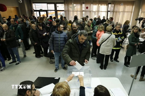Cử tri bỏ phiếu bầu Hội đồng Lập pháp Catalonia tại điểm bầu cử ở Vic ngày 21/12. (Nguồn: AFP/TTXVN)