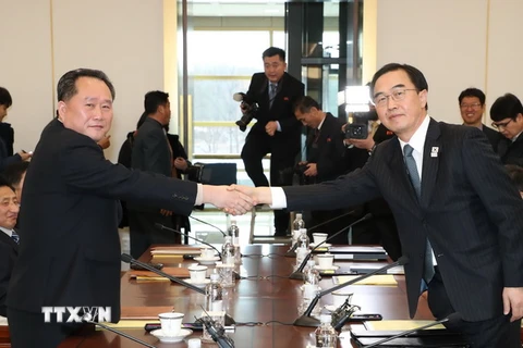 Trưởng đoàn đàm phán Triều Tiên Ri Son-gwon (trái, phía trước) và Trưởng đoàn đàm phán Hàn Quốc Cho Myoung-gyon (phải) trong cuộc đàm phán tại làng đình chiến Panmunjom ngày 9/1. (Nguồn: YONHAP/ TTXVN)