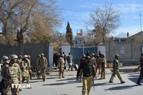 Lực lượng an ninh Pakistan gác tại hiện trường một vụ tấn công liều chết nhằm vào nhà thờ Methodist ở Quetta ngày 17/12/2017. (Nguồn: AFP/TTXVN)