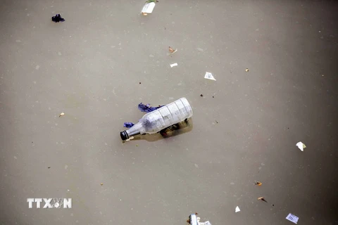 Rác thải nhựa bị vứt xuống lòng sông ở Calcutta, miền đông Ấn Độ ngày 14/6. (Nguồn: EPA/TTXVN)