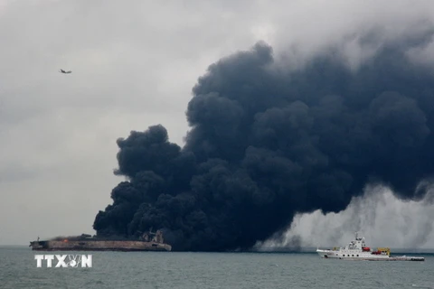 Tàu chờ dầu của Iran bốc cháy sau vụ va chạm. (Nguồn: THX/TTXVN)