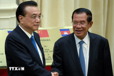 Thủ tướng Trung Quốc Lý Khắc Cường (trái) và người đồng cấp Campuchia Hun Sen tại cuộc gặp ở Phnom Penh ngày 11/1. (Nguồn: AFP/TTXVN)