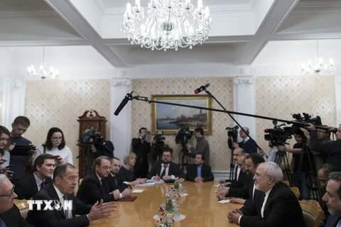 Ngoại trưởng Nga Sergei Lavrov (thứ 2, trái) và Ngoại trưởng Iran Mohammad Javad Zarif (thứ 2, phải) trong cuộc gặp tại Moskva ngày 10/1. (Nguồn: AFP/TTXVN)