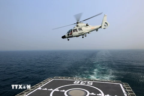 Máy bay trực thăng cất cánh từ tàu sân bay của hải quân Trung Quốc tham gia cuộc diễn tập tại Thanh Đảo ngày 23/4. (Nguồn: THX/TTXVN)