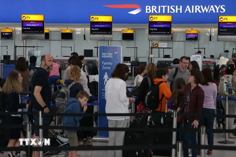 Hành khách chờ làm thủ tục tại sân bay Heathrow ở London. (Nguồn: AFP/TTXVN)