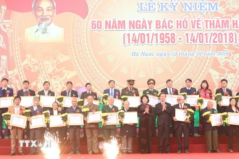 Trao Bằng khen của Tỉnh ủy Hà Nam cho các tập thể, cá nhân có thành tích xuất sắc trong "Học tập và làm theo tư tưởng, đạo đức, phong cách Hồ Chí Minh" năm 2017. (Ảnh: Nguyễn Thị Chinh/TTXVN)
