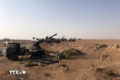 Pháo binh được triển khai ở làng Suway'iah, khu vực biên giới Syria ngày 10/11/2017. (Nguồn: AFP/TTXVN)