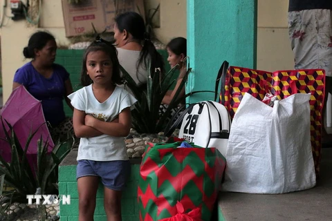 Người dân Philippines sơ tán khi núi lửa Mayon tại tỉnh Albay có dấu hiệu phun trào ngày 14/1. (Nguồn: THX/TTXVN)