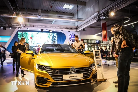 Một mẫu xe của hãng Volkswagen được giới thiệu tại triển lãm ở Nadarzyn, Ba Lan ngày 28/10. (Nguồn: THX/TTXVN)