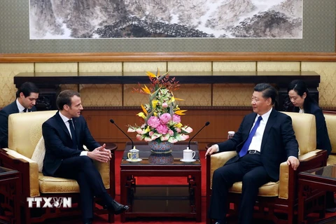 Chủ tịch Trung Quốc Tập Cận Bình (ảnh, phải) gặp Tổng thống Pháp Emmanuel Macron (ảnh, trái). (Nguồn: AFP/TTXVN)