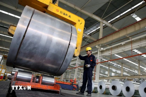 Công nhân làm việc tại một nhà máy sản xuất nhôm ở Hoài Bắc, tỉnh An Huy, Trung Quốc ngày 20/5. (Nguồn: AFP/TTXVN)