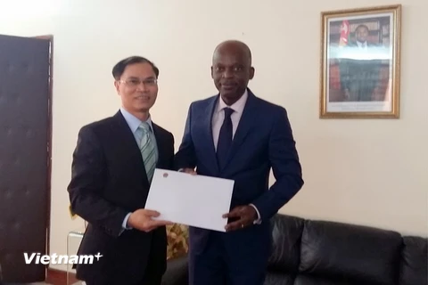 Đại sứ Phạm Anh Tuấn trao bản sao ủy nhiệm thư tới Bộ trưởng Ngoại giao, Hợp tác và hội nhập Châu Phi Togo, ngài Komlan Edo Robert Dussey. (Ảnh: Dư Hưng/Vietnam+)