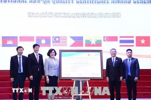 Đại diện Mạng lưới các trường đại học Đông Nam Á trao chứng nhận kiểm định cho Trường Đại học Bách khoa, Đại học Quốc gia Thành phố Hồ Chí Minh. (Ảnh: Thu Hoài/TTXVN)