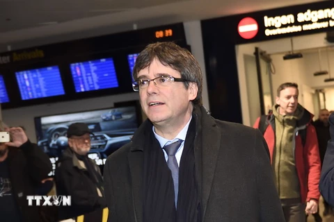 Cựu Thủ hiến Catalonia Carles Puigdemont (trái) tới sân bay Copenhagen, Đan Mạch ngày 22/1. (Nguồn: AFP/TTXVN)