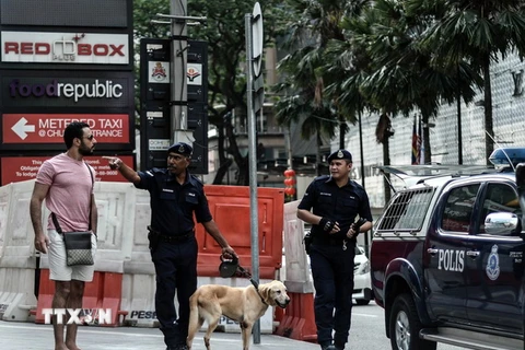 Cảnh sát Malaysia tuần tra bên ngoài một trung tâm mua sắm ở thủ đô Kuala Lumpur. (Nguồn: AFP/TTXVN)