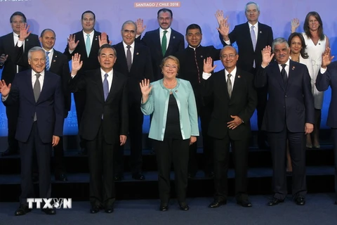Tổng thống Chile Michelle Bachelet (giữa), Ngoại trưởng Trung Quốc Vương Nghị (thứ 2 trái) và các đại biểu chụp ảnh lưu niệm tại hội nghị. (Nguồn: AFP/TTXVN)