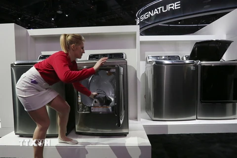 Máy giặt được trưng bày tại Triển lãm điện tử tiêu dùng ở Las Vegas, Nevada, Mỹ ngày 6/1/2016. (Nguồn: AFP/TTXVN)