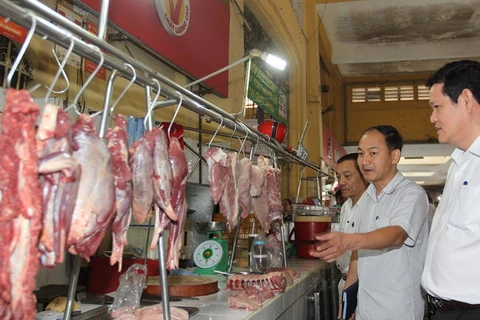 Đoàn công tác khảo sát về điều kiện, cơ sở vật chất - khu vực kinh doanh thực phẩm tại chợ Bến Thành. (Ảnh: Thanh Vũ/TTXVN)