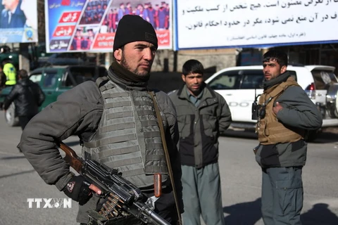 Lực lượng an ninh Afghanistan phong tỏa khu vực gần khách sạn Intercontinental sau khi xảy ra vụ tấn công. (Nguồn: THX/ TTXVN)