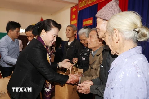 Chủ tịch Quốc hội Nguyễn Thị Kim Ngân và đoàn công tác của Quốc hội thăm hỏi tặng quà một số gia đình chính sách tại thôn Thượng Hải, xã Thạch Hải, huyện Thạch Hà. (Ảnh: Trọng Đức/TTXVN)