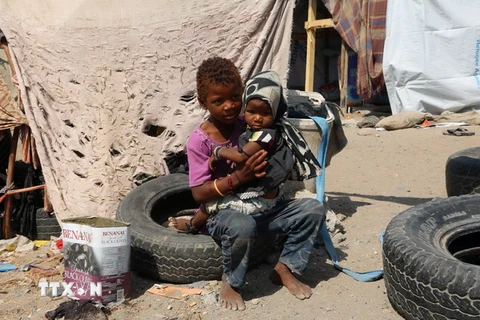 Trẻ em tị nạn Yemen tại thành phố cảng Hodeidah ngày 16/11/2017. (Nguồn: AFP/TTXVN)
