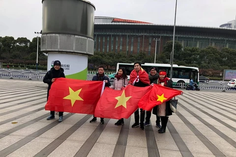 Các cổ động viên mang theo quốc kỳ để tiếp lửa cho U23 Việt Nam. (Nguồn: Vietnam+)