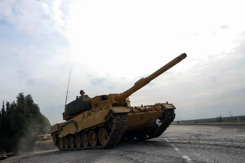 Xe quân sự từ Hatay, Thổ Nhĩ kỳ chuẩn bị tiến vào khu vực Afrin, Syria ngày 21/1. (Nguồn: THX/TTXVN)