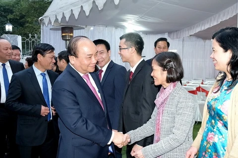Thủ tướng Nguyễn Xuân Phúc thăm và nói chuyện với cán bộ, nhân viên Đại sứ quán Việt Nam tại Ấn Độ. (Ảnh: Thống Nhất/TTXVN)