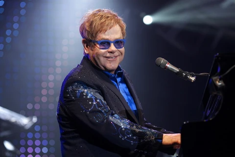 Nghệ sỹ Elton John biểu diễn tại London, Anh ngày 21/9/2012. (Nguồn: EPA/TTXVN)