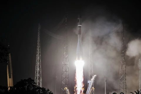 Tên lửa đẩy Soyuz-ST mang theo các vệ tinh rời bệ phóng tại trung tâm vũ trụ ở Kourou. (Nguồn: EPA/TTXVN)