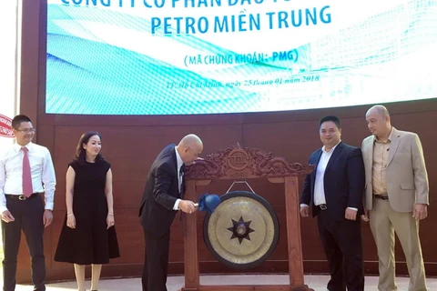 Đại diện Công ty Petro Miền Trung đánh chiêng khai trương Phiên giao dịch ngày đầu tiên. (Ảnh: Mỹ Phương/TTXVN)