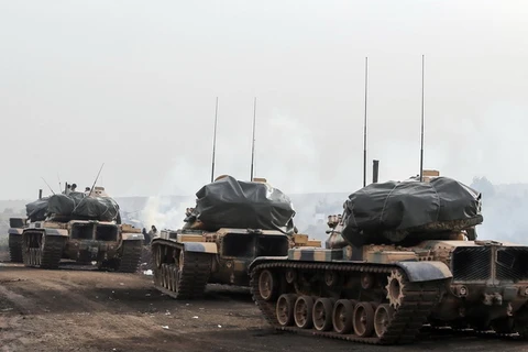 Binh sỹ và xe quân sự Thổ Nhĩ Kỳ được triển khai tại khu vực Afrin, Syria ngày 22/1. (Nguồn: THX/TTXVN)