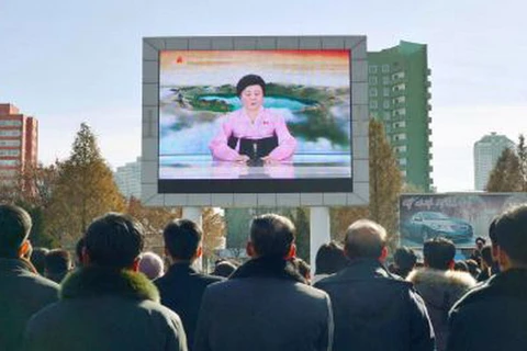 Người dân Triều Tiên theo dõi bản tin trên Đài truyền hình trung ương Triều Tiên tại Bình Nhưỡng ngày 29/11/2017. (Nguồn: Kyodo/TTXVN)