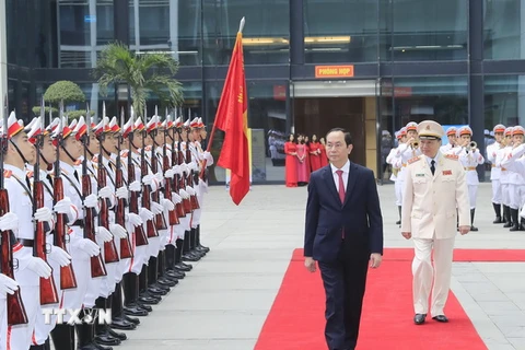 Chủ tịch nước Trần Đại Quang duyệt đội danh dự Công an nhân dân. (Ảnh: Nhan Sáng/TTXVN)