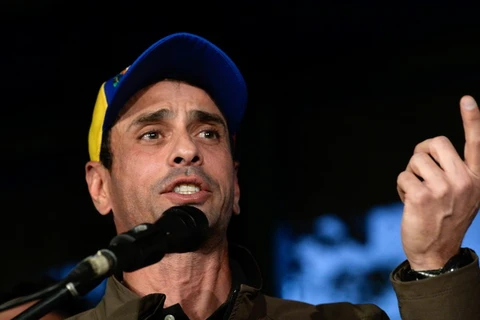 Thủ lĩnh Liên minh Bàn đoàn kết dân chủ (MUD) đối lập ở Venezuela, ông Henrique Capriles trong cuộc họp báo tại Caracas. (Nguồn: AFP/ TTXVN)