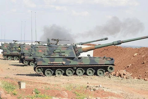 Binh sỹ và xe quân sự Thổ Nhĩ Kỳ tiến vào miền bắc Syria ngày 21/1. (Nguồn: ANADOLU AGENCY/ TTXVN)