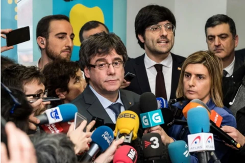 Lãnh đạo bị phế truất vùng Catalonia Carles Puigdemont (giữa) trong cuộc họp báo tại Brussels (Bỉ) ngày 24/1. (Nguồn: AP/ TTXVN)