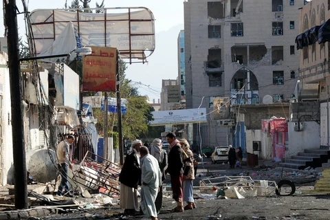 Cảnh đổ nát sau các cuộc xung đột giữa phiến quân Houthi và lực lượng trung thành với cựu Tổng thống YemenAli Abdullah Saleh tại thủ đô Sanaa, ngày 5/12. (Nguồn: THX/TTXVN)