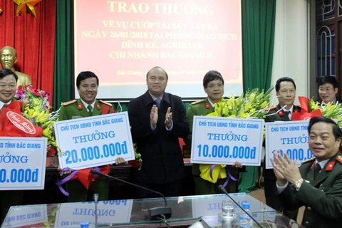Chủ tịch UBND tỉnh Bắc Giang Nguyễn Văn Linh trao thưởng cho các tập thể. (Ảnh: Đồng Thúy/TTXVN)