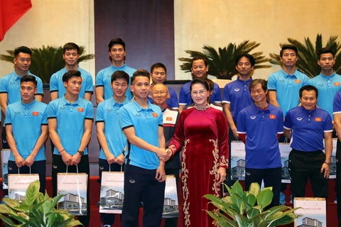 Chủ tịch Quốc hội Nguyễn Thị Kim Ngân tặng quà lãnh đạo, huấn luyện viên, các cầu thủ đội bóng U23. (Ảnh: Trọng Đức​/TTXVN)