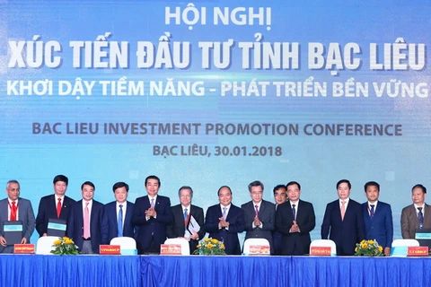 Thủ tướng Nguyễn Xuân Phúc và các đại biểu chứng kiến lễ ký kết hợp tác đầu tư giữa UBND tỉnh Bạc Liêu với các nhà đầu tư. (Ảnh: Thống Nhất/TTXVN)