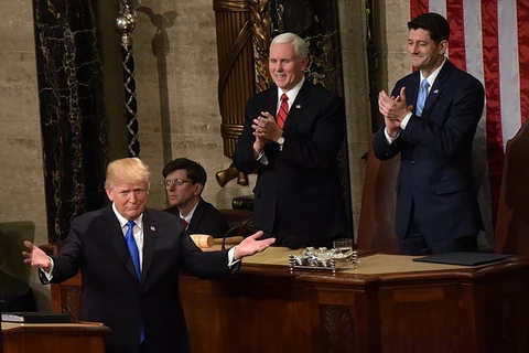Tổng thống Mỹ Donald Trump (trái) đọc Thông điệp liên bang năm 2018 tại Washington DC., ngày 30/1. (Nguồn: THX/TTXVN)