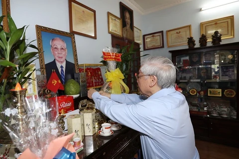 Tổng Bí thư Nguyễn Phú Trọng thắp hương tưởng niệm đồng chí Võ Chí Công. (Ảnh: Trí Dũng/TTXVN)