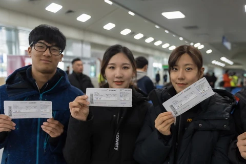 Các vận động viên trượt tuyết Hàn Quốc lên đường tới sân bay Kalma ở Wonsan, Triều Tiên ngày 31/1, trước khi tới khu nghỉ dưỡng trượt tuyết Masikryong. (Nguồn: Yonhap/TTXVN)